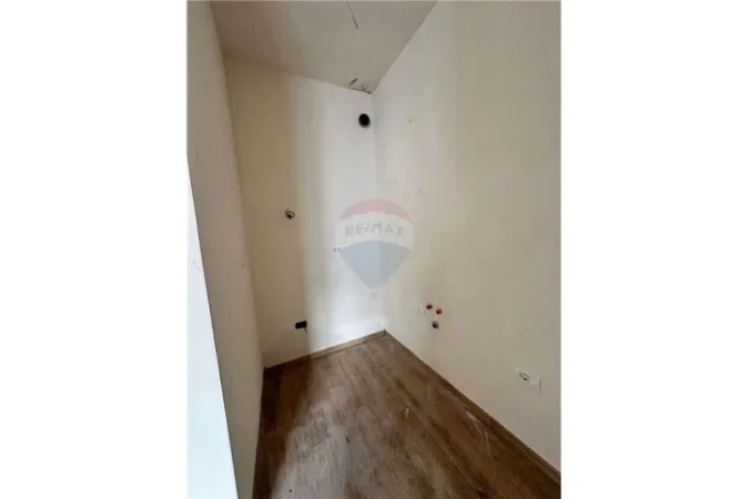 Shitet apartament 1+1