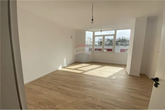 Shitet apartament 1+1 tek 21 Dhjetori