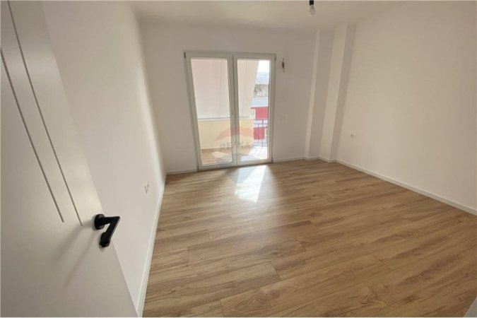 Shitet apartament 1+1 tek 21 Dhjetori