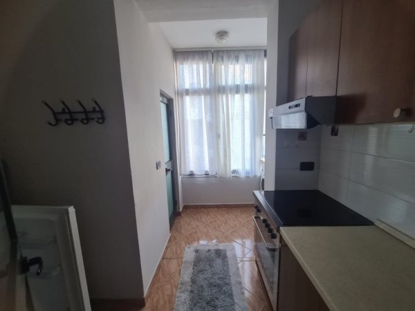 Apartament 1+1 Per Qira, Prane Gjimnazit Petro Nini Luarasi