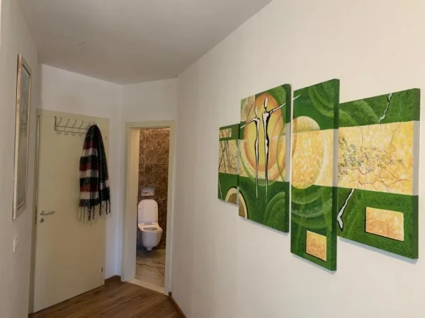 Jepet me Qera Apartamenti 3+1 ne Astir