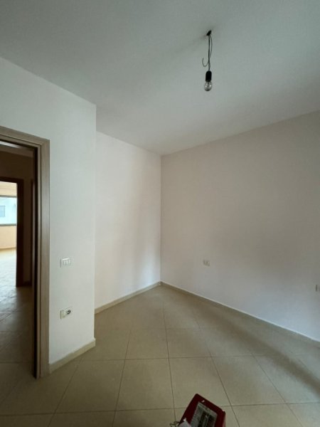 Jepet me qera apartament 2+1Rruga 5 maj pallatet e concord center 35.000Leke te reja