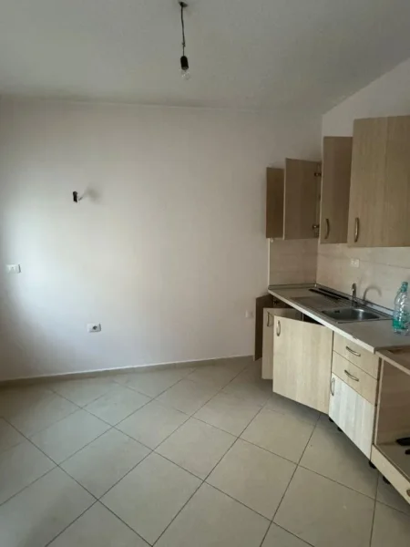 Jepet me qera apartament 2+1Rruga 5 maj pallatet e concord center 35.000Leke te reja