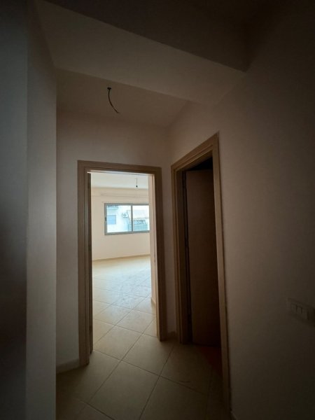 Jepet me qera apartament 2+1Rruga 5 maj pallatet e concord center 35.000Leke te reja