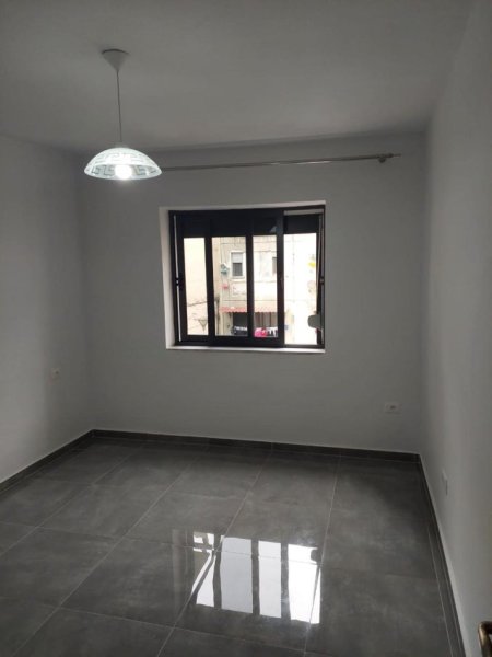 Jepet me qera apartament   1+1 Rruga Ndre Mjeda 450 euro