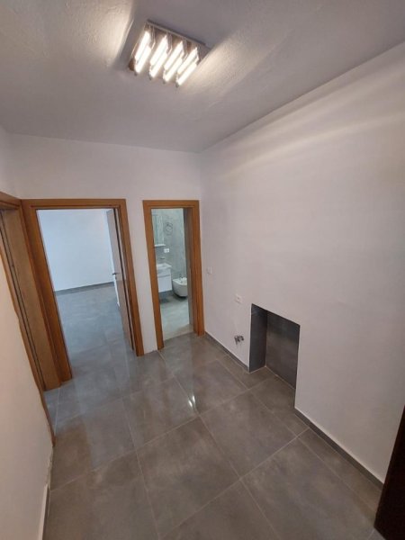 Jepet me qera apartament   1+1 Rruga Ndre Mjeda 450 euro