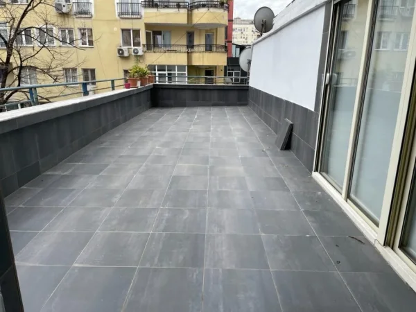 Qira, Ambient Zyre, Bllok, Tiranë, 1500€