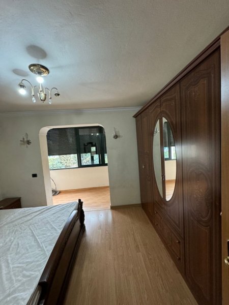 Jepet me qera apartament 2+1 Stadiumi Dinamo , te restorant ujvara 500 euro