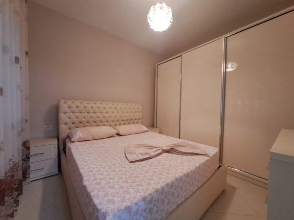 Shitet Apartament 2+1+20m2 verande tek Gjiri i Lalezit