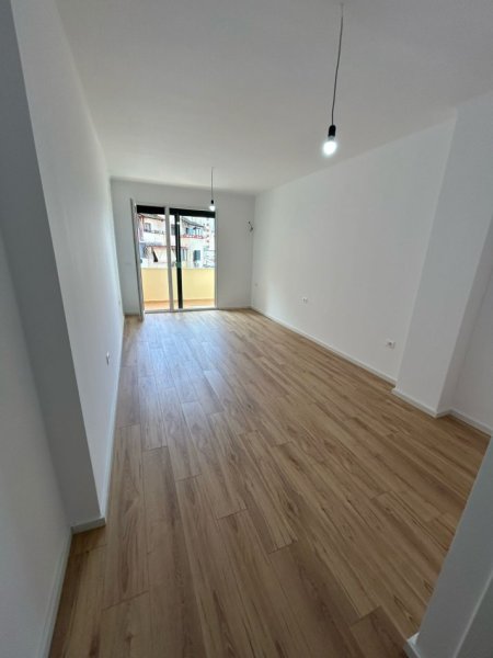 Shitet Apartament dhe Garsionere - ( Rruga Elbasanit )