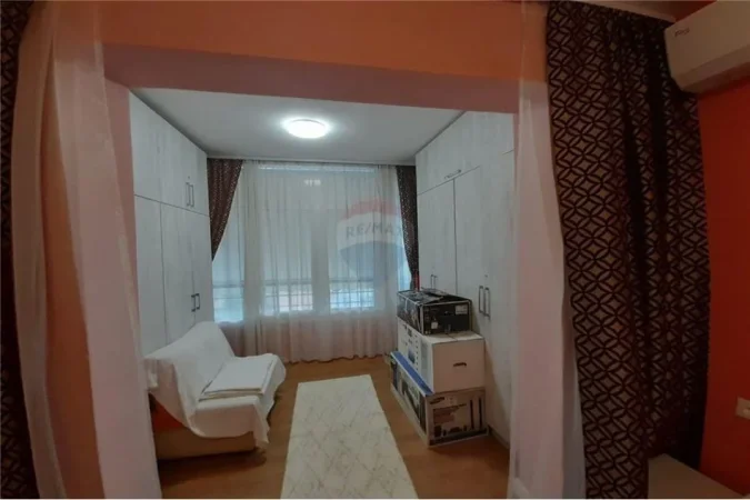 Jepet me qira apartament 1+1 ne rrugen e Kavajes, 200m nga qendra