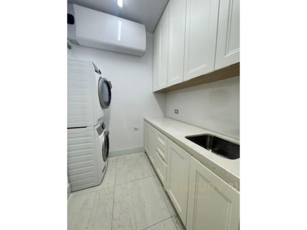 Komuna e Parisit,Qira, Apartament 3+1+2 me 2 poste parkimi