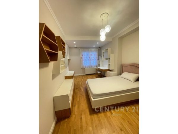 Komuna e Parisit,Qira, Apartament 3+1+2 me 2 poste parkimi