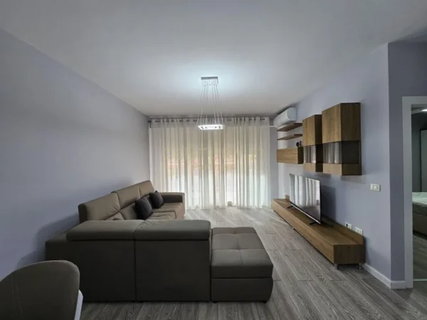 JAPIM ME QIRA APARTAMNET 1+1 + POST PARKIMI NE KOMPLEX DELIJORGJI !