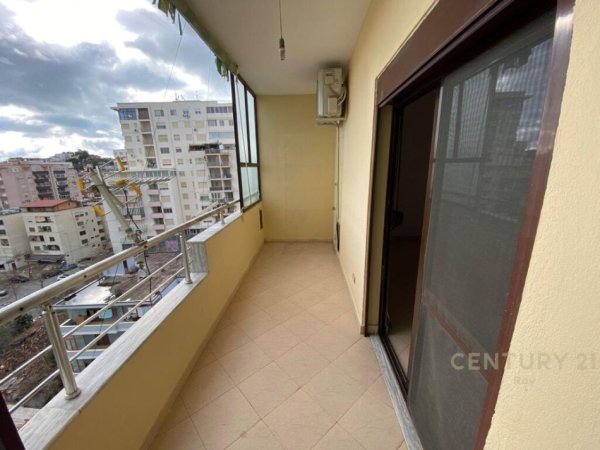 SHITET SUPER APARTAMENT 2+1+2+GARAZH ISH RAJONI POLICISE DURRES.  110.000EU