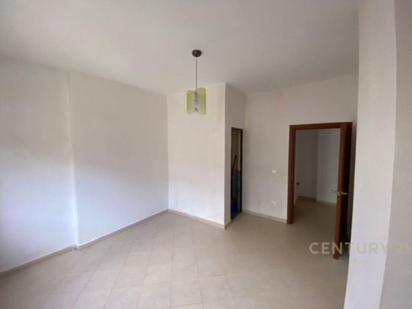 SHITET SUPER APARTAMENT 2+1+2+GARAZH ISH RAJONI POLICISE DURRES.  110.000EU