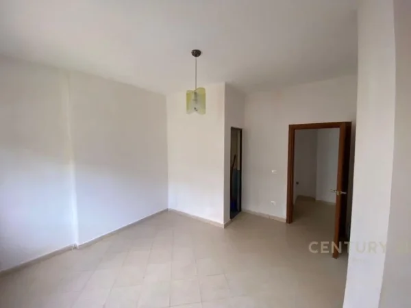 SHITET SUPER APARTAMENT 2+1+2+GARAZH ISH RAJONI POLICISE DURRES.  110.000EU