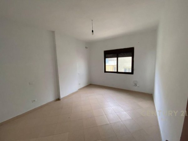 SHITET SUPER APARTAMENT 2+1+2+GARAZH ISH RAJONI POLICISE DURRES.  110.000EU