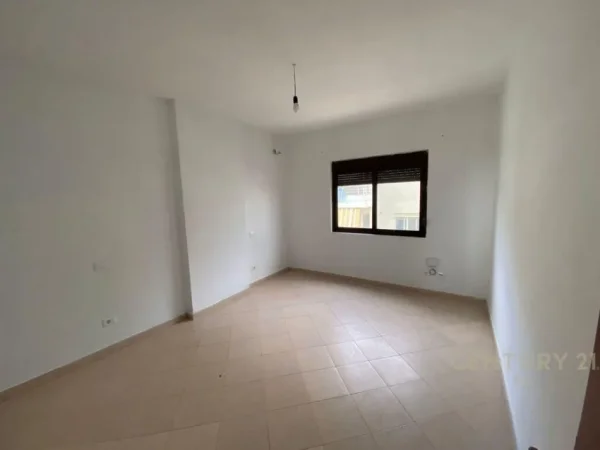 SHITET SUPER APARTAMENT 2+1+2+GARAZH ISH RAJONI POLICISE DURRES.  110.000EU