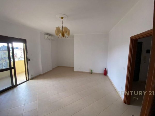 SHITET SUPER APARTAMENT 2+1+2+GARAZH ISH RAJONI POLICISE DURRES.  110.000EU