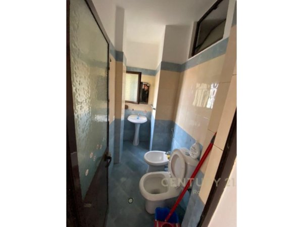 SHITET SUPER APARTAMENT 2+1+2+GARAZH ISH RAJONI POLICISE DURRES.  110.000EU