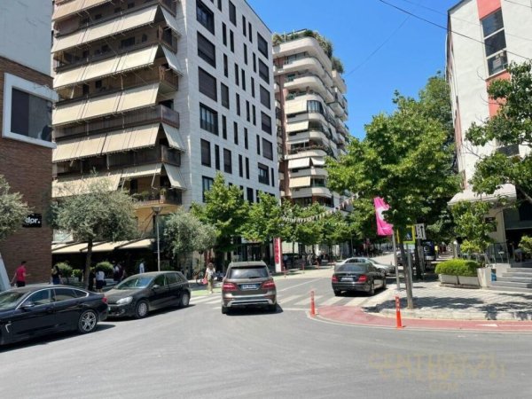 Pranë Gardës,Shitet Super Apartament 2+1+2 në zonën e Ish-Bllokut