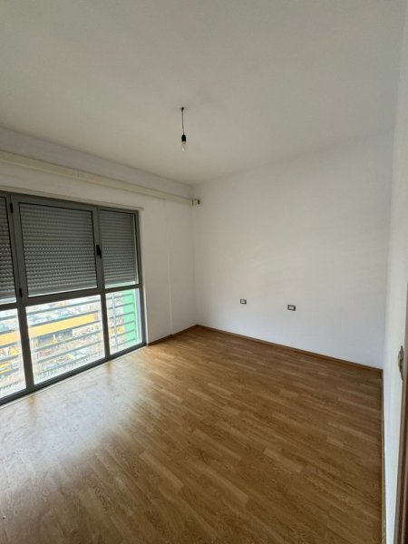 Jepet me qera apartament 2+1Rruga 5 maj pallatet e concord center 35.000Leke te reja