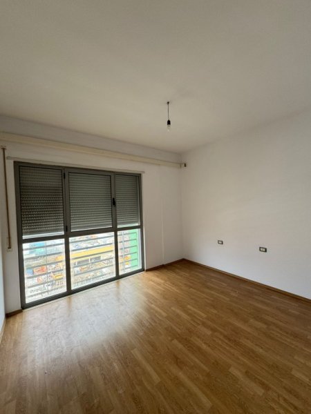 Jepet me qera apartament 2+1Rruga 5 maj pallatet e concord center 35.000Leke te reja