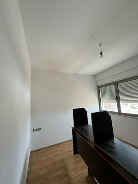 Jepet me qera apartament 2+1Rruga 5 maj pallatet e concord center 35.000Leke te reja