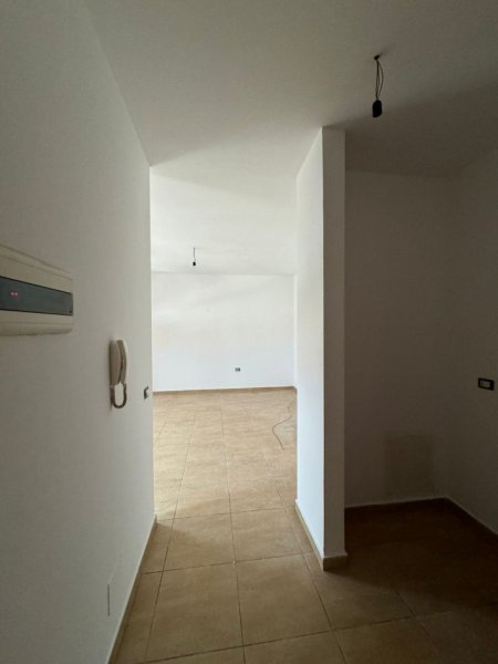 Jepet me qera apartament 2+1Rruga 5 maj pallatet e concord center 35.000Leke te reja