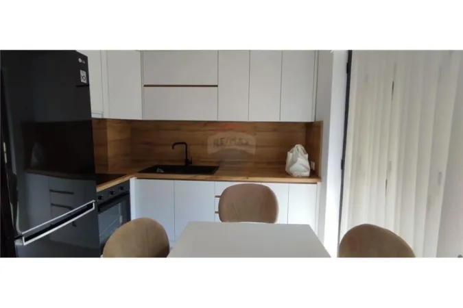 Jepet Apartament me qera 1+1+ post parkimi afer qendres