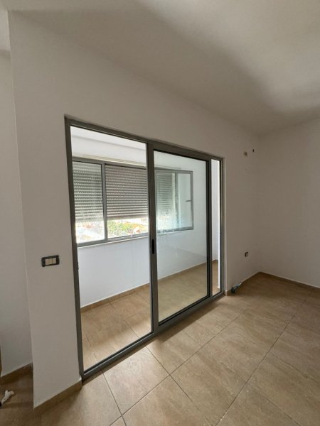 Jepet me qera Apartamenti 2+1 350 mije leke Bosh, rruga 5 Maj Concord Center.