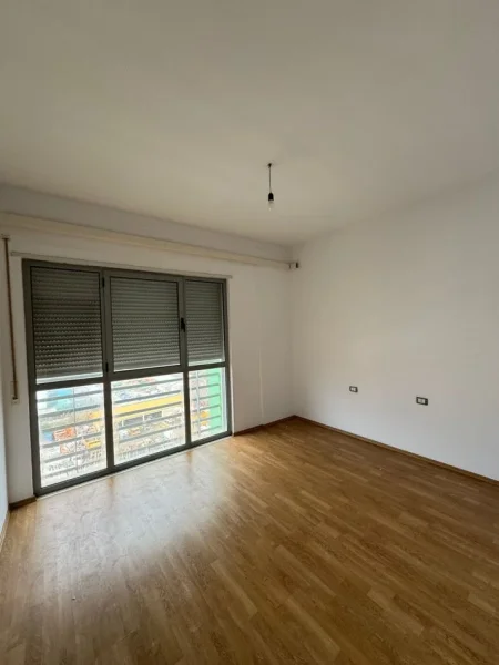 Jepet me qera Apartamenti 2+1 350 mije leke Bosh, rruga 5 Maj Concord Center.