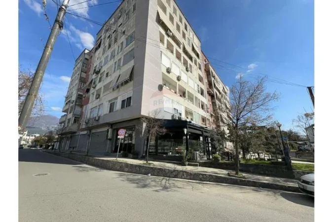 📢 Shitet Dyqani Buze Rruge 40.6 m2📍 Ish Profarma