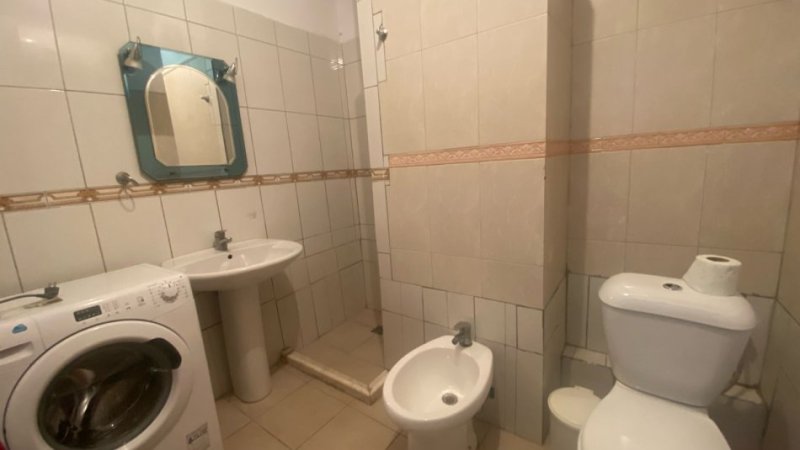 Jepet me qera Apartamenti 1+1 450 euro, Rruga Elbasanit pas shkolles se Mesme te Gjuheve te Huaja.