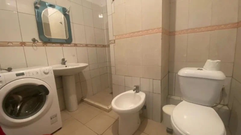 Jepet me qera Apartamenti 1+1 450 euro, Rruga Elbasanit pas shkolles se Mesme te Gjuheve te Huaja.