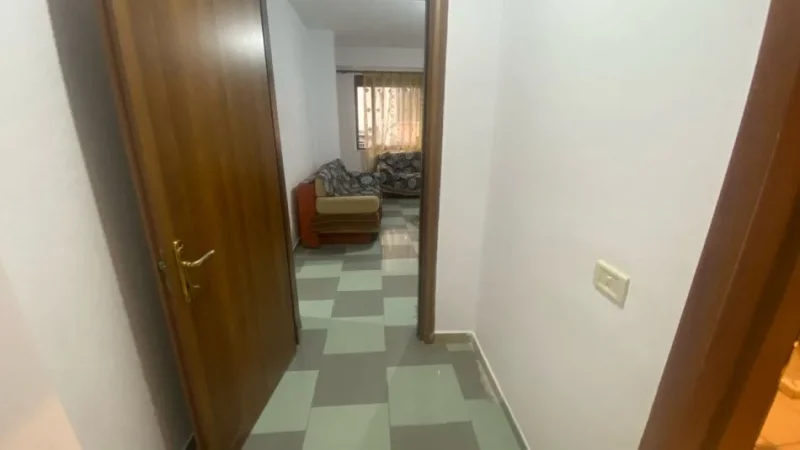 Jepet me qera Apartamenti 1+1 450 euro, Rruga Elbasanit pas shkolles se Mesme te Gjuheve te Huaja.