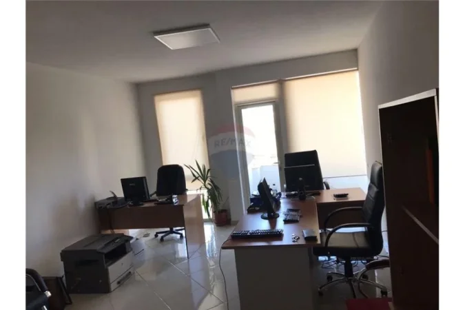 Jepet zyre me qira tek Tregu Elektrik