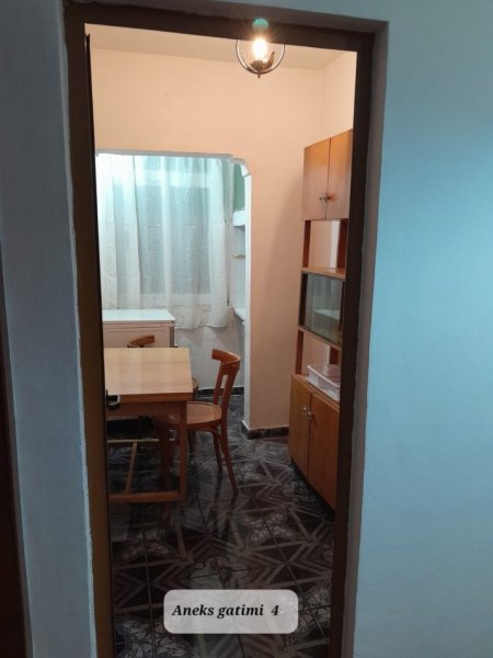 Jepet me qera Apartamenti 2+1 300 mije leke, rruga Njazi Meka.