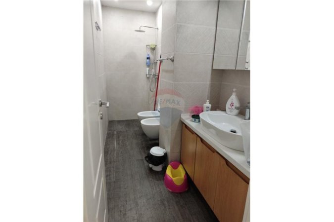 Apartament luksoz 3+1+2 me qera tek  Siri Kodra    850 €  
[Qera Mujore]