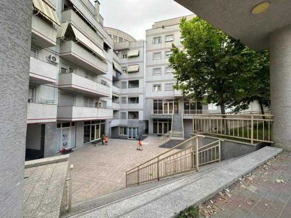 Shitet Apartament 3 + 1 + 2WC+ 2BK, I Cili Ndodhet Në Zonën E Freskut .