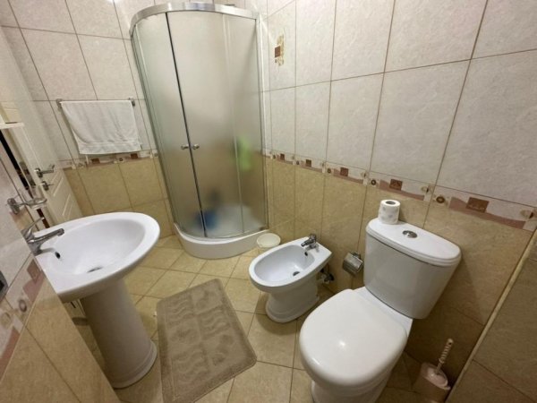 Shitet Apartament 3 + 1 + 2WC+ 2BK, I Cili Ndodhet Në Zonën E Freskut .