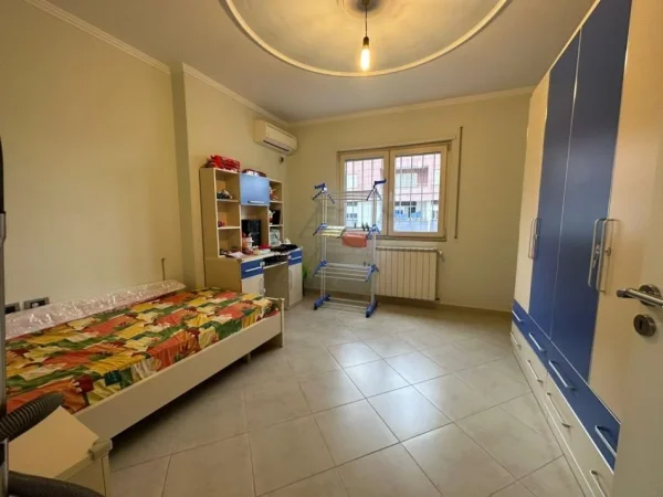 Shitet Apartament 3 + 1 + 2WC+ 2BK, I Cili Ndodhet Në Zonën E Freskut .