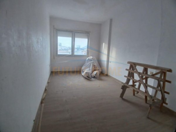 Shitet, Apartament 2+1, prane Hotel Palace, Durres