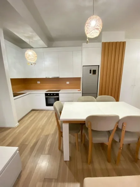 Shitet apartament 2+1+post parkimi