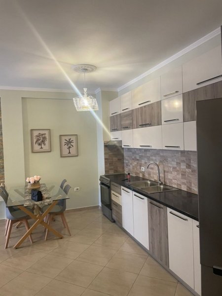 Apartament i Mobiluar Me 2 Dhoma Gjumi në Unazën e Re, Pranë Rotondos për Qira