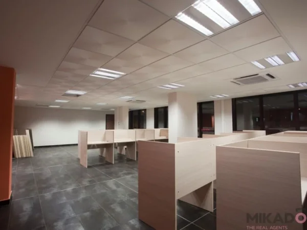 Jepet me Qira Ambient per Zyra tek Rruga e Barrikadave!