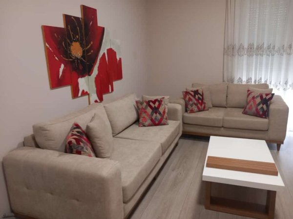 Jepet me qera apartament 2+1 i sapomobiluar Rruga e kavajes , ne krah te delijorgji 550 euro