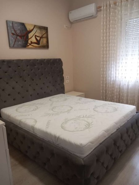 Jepet me qera apartament 2+1 i sapomobiluar Rruga e kavajes , ne krah te delijorgji 550 euro