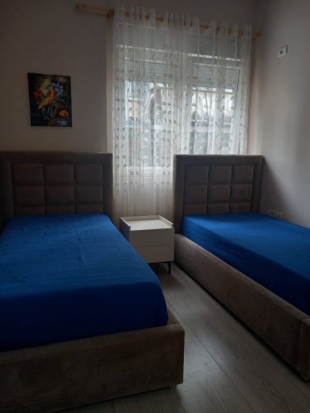 Jepet me qera apartament 2+1 i sapomobiluar Rruga e kavajes , ne krah te delijorgji 550 euro